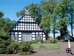 Hofanlage des Mühlenhofes - Außenanlage - Alle Gebäude sind umgeben von alten Eichen